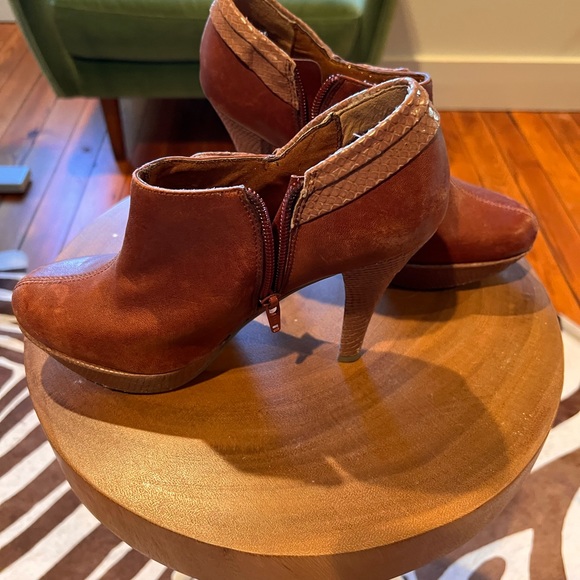 Leather Booties with Bow - Size 7 - Picture 2 of 5